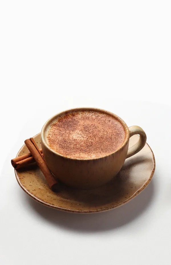 Taza de chai latte con canela