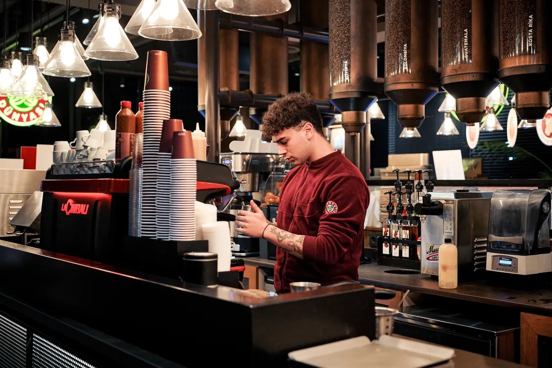 Barista preparando café en el mostrador