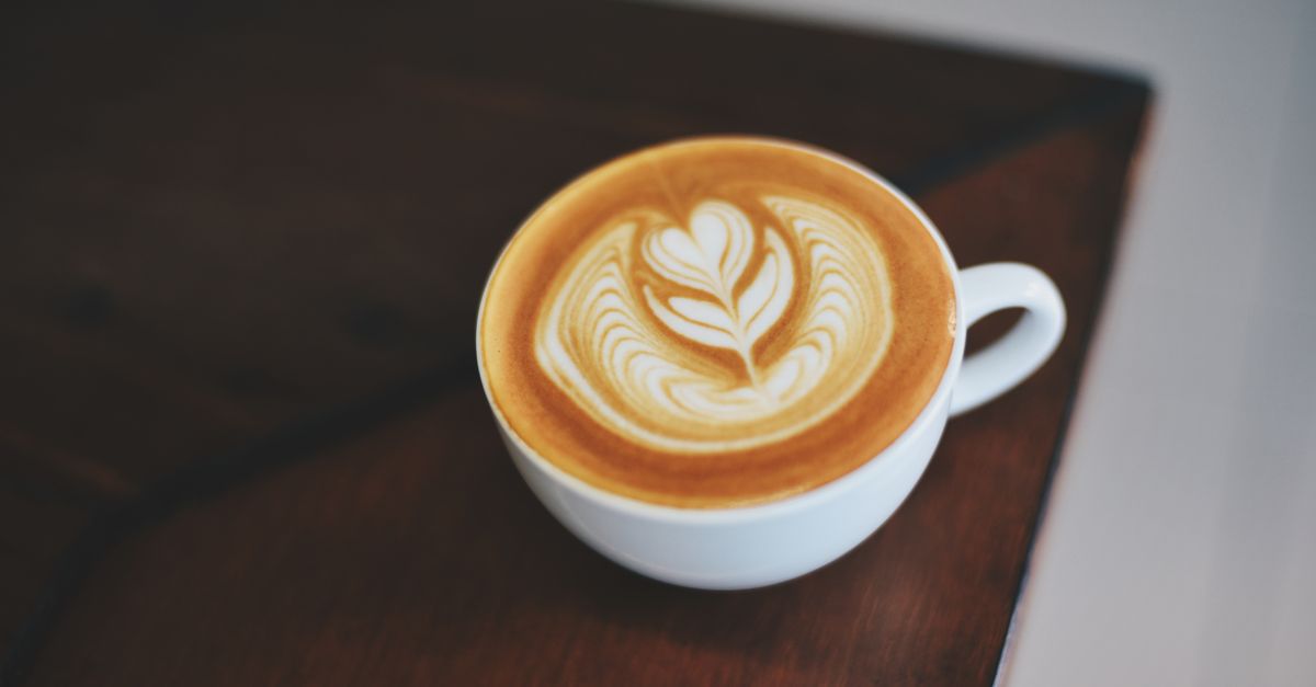 Latte con arte en taza blanca